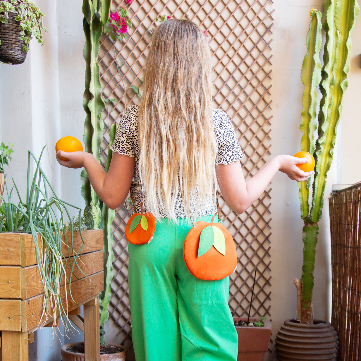 Bolso Monedero Naranja Fruitopia Frontal Modelo | Bob Art Bolso Monedero Naranja Fruitopia Frontal Modelo | Bob Art