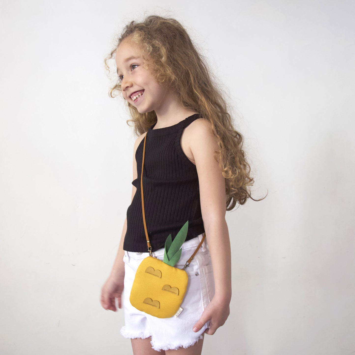 Bolso Monedero  Piña Fruitopia Frontal Modelo | Bob Art Bolso Monedero  Piña Fruitopia Frontal Modelo | Bob Art