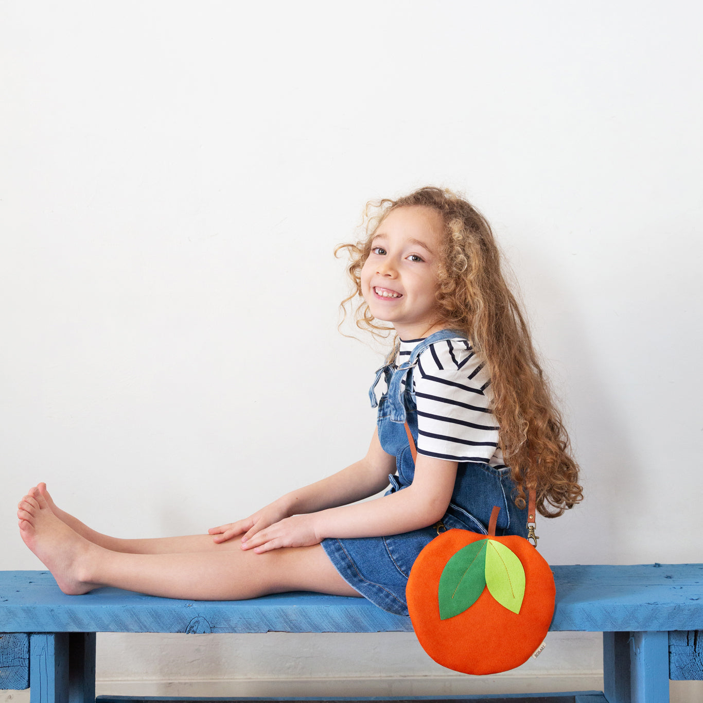 Bolso Naranja Fruitopia Frontal Modelo | Bob Art Bolso Naranja Fruitopia Frontal Modelo | Bob Art