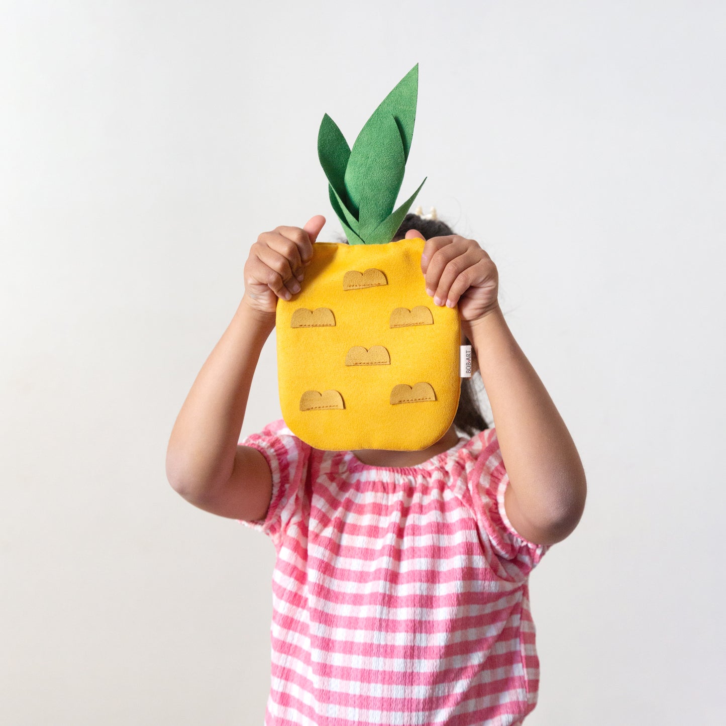 Bolso Piña Fruitopia Frontal Modelo | Bob Art Bolso Piña Fruitopia Frontal Modelo | Bob Art