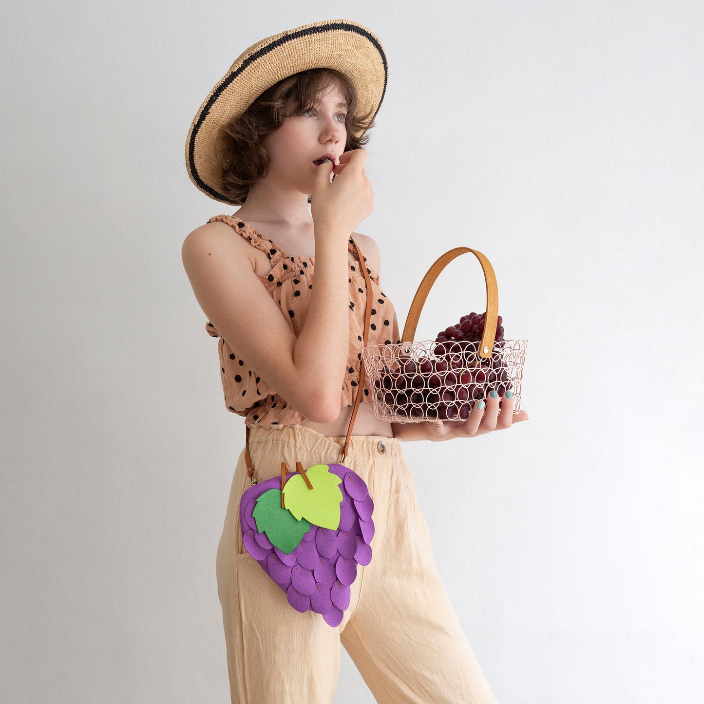 Bolso Uva Fruitopia artesanal y sostenible Frontal Modelo | Bob Art Bolso Uva Fruitopia artesanal y sostenible Frontal Modelo | Bob Art