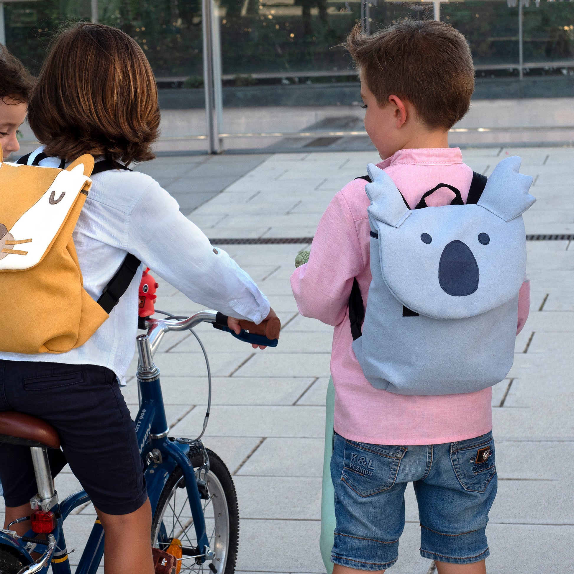 Mochila Inantil Animal Leona Koala Vuela Al Cole sostenible Artesanal Modelo Frontal|Bob Art
